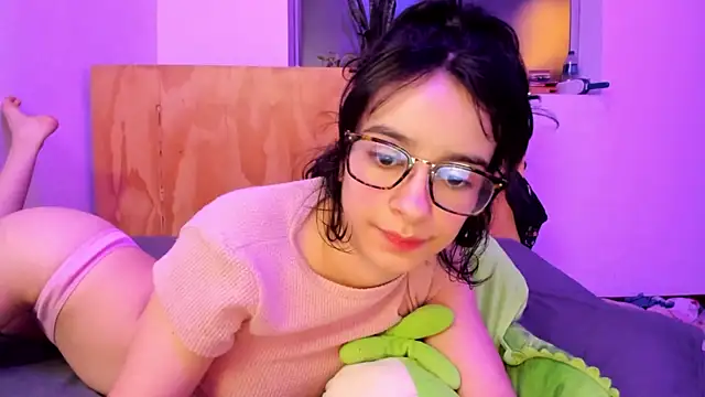 Snapshot of _Lunnaa_ chatting on 12-21-24, 05:25  Lunnaa  online show from 12-21-24, 05:25