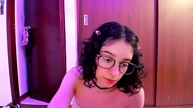 Snapshot of _Lunnaa_ chatting on 02-09-25, 04:57  Lunnaa  online show from 02-09-25, 04:57