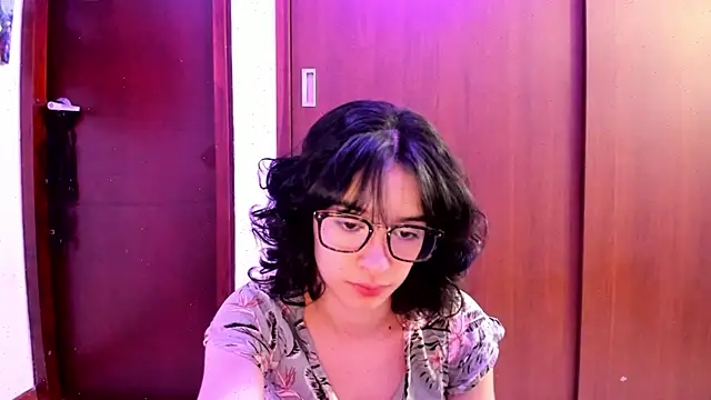Snapshot of _Lunnaa_ chatting on 02-10-25, 12:41  Lunnaa  online show from 02-10-25, 12:41