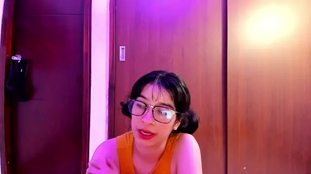 Snapshot of _Lunnaa_ chatting on 12-17-24, 05:51  Lunnaa  online show from 12-17-24, 05:51