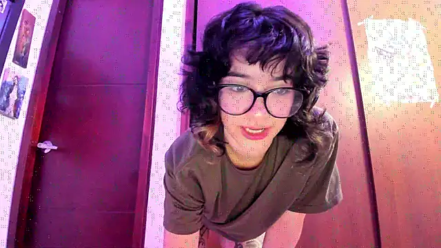 Snapshot of _Lunnaa_ chatting on 10-20-25, 02:57  Lunnaa  online show from 10-20-25, 02:57