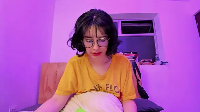 Snapshot of _Lunnaa_ chatting on 12-19-24, 01:28  Lunnaa  online show from 12-19-24, 01:28
