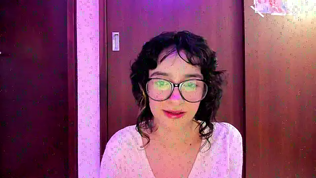 Snapshot of _Lunnaa_ chatting on 09-26-25, 10:38  Lunnaa  online show from 09-26-25, 10:38