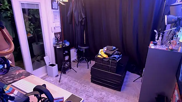 Briefs bud online show from 12-18-25, 05:23