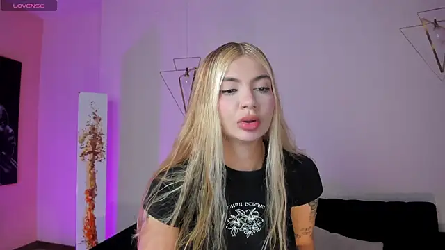 NiaHolland online show from 06-06-26, 08:14
