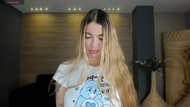 NiaHolland online show from 05-04-26, 05:16