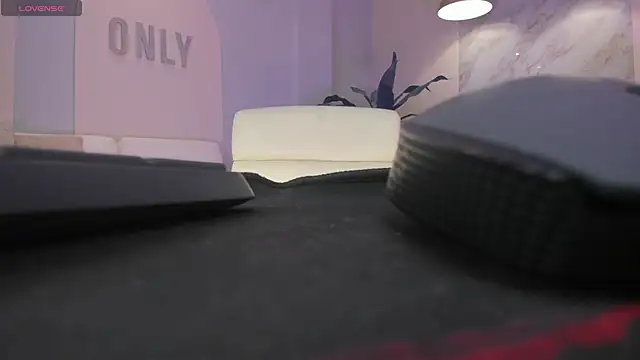 NiaHolland online show from 12-14-25, 06:13