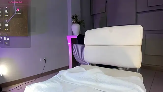 NiaHolland online show from 12-13-25, 08:04