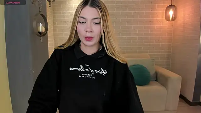 NiaHolland online show from 10-26-25, 06:08