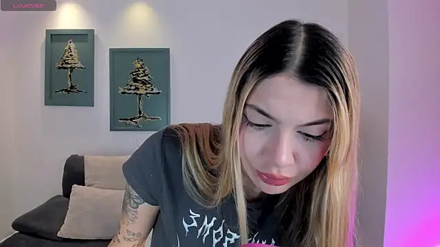 NiaHolland online show from 05-12-26, 12:00