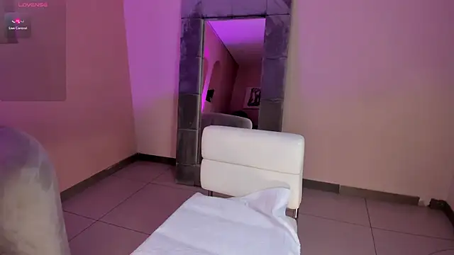 NiaHolland online show from 03-21-25, 02:18