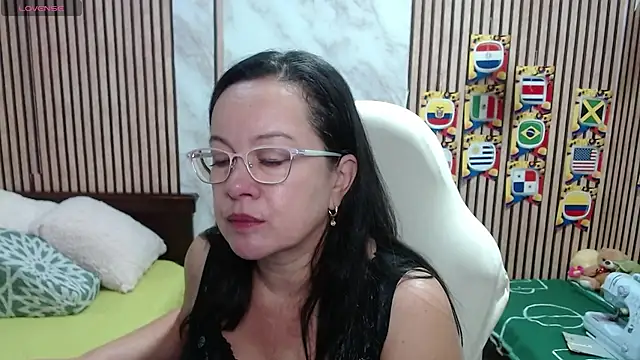 Sonialorens  online show from 06-26-26, 12:55