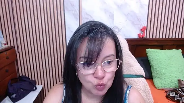 Snapshot of Sonialorens_ chatting on 10-16-25, 09:56 Sonialorens  online show from 10-16-25, 09:56