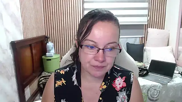 Sonialorens  online show from 06-09-26, 08:21