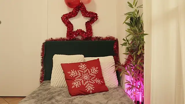 Luna Riva online show from 12-19-25, 09:44