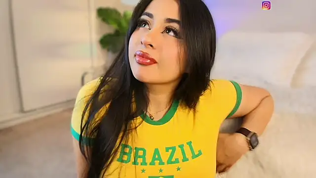 Snapshot of Queen_liana chatting on 02-19-26, 07:05 Queen liana online show from 02-19-26, 07:05