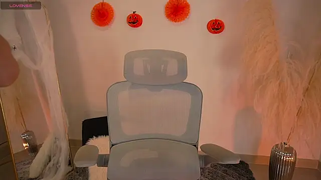 LaraBaker online show from 10-21-25, 11:09