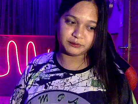 Snapshot of EmpressYna chatting on 10-25-25, 01:16 EmpressYna online show from 10-25-25, 01:16