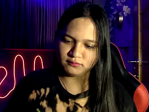 Snapshot of EmpressYna chatting on 11-04-25, 08:40 EmpressYna online show from 11-04-25, 08:40