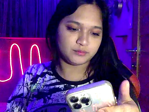 Snapshot of EmpressYna chatting on 10-25-25, 09:48 EmpressYna online show from 10-25-25, 09:48