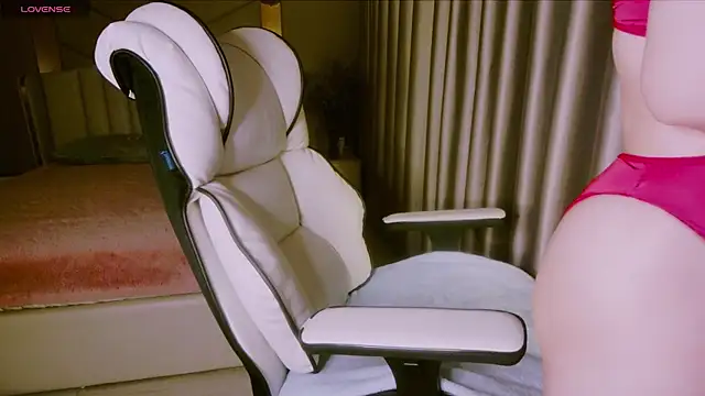 Snapshot of Girl__Funny chatting on 02-26-25, 04:16 Girl  Funny online show from 02-26-25, 04:16