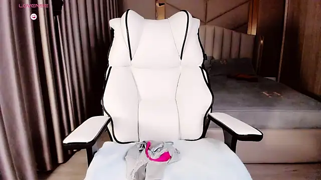 Snapshot of Girl__Funny chatting on 10-16-25, 06:38 Girl  Funny online show from 10-16-25, 06:38