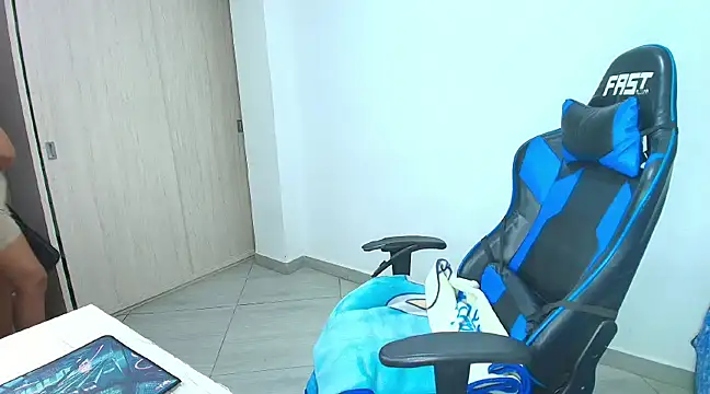 Snapshot of sophiax-x chatting on 02-10-25, 09:36 sophiax-x online show from 02-10-25, 09:36