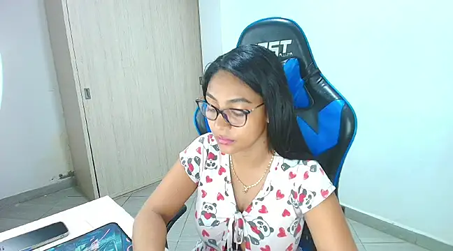 Snapshot of sophiax-x chatting on 02-08-25, 12:39 sophiax-x online show from 02-08-25, 12:39