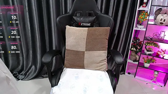 Yuki-yio online show from 10-17-25, 01:20