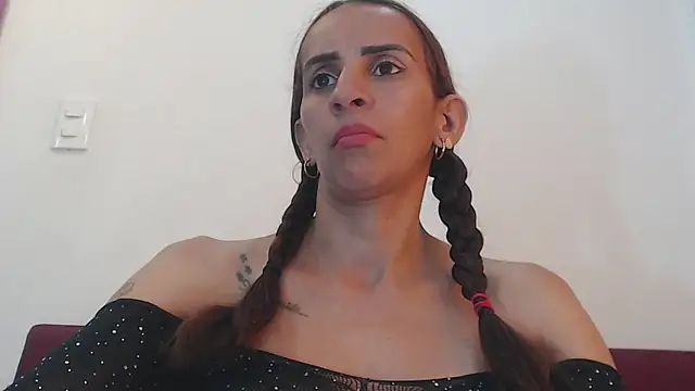 Snapshot of Amber_Moore chatting on 12-05-25, 06:28 Amber Moore online show from 12-05-25, 06:28