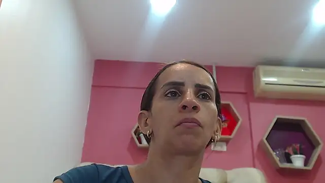 Snapshot of Amber_Moore chatting on 09-25-25, 01:00 Amber Moore online show from 09-25-25, 01:00