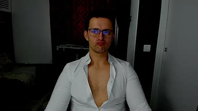 Snapshot of sexxymuscles4u chatting on 10-31-25, 08:44 sexxymuscles4u online show from 10-31-25, 08:44