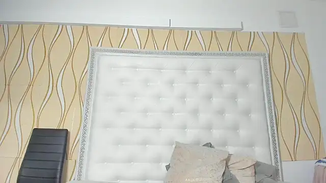 karissia online show from 12-18-25, 04:06