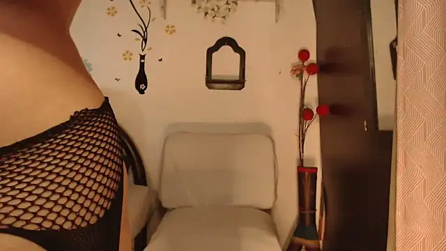 Snapshot of Estefani_32 chatting on 10-03-25, 05:03 Estefani 32 online show from 10-03-25, 05:03