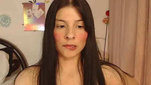 Snapshot of Estefani_32 chatting on 10-07-25, 04:30 Estefani 32 online show from 10-07-25, 04:30