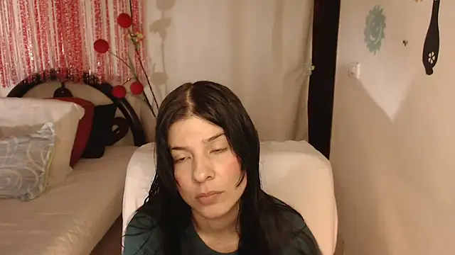 Snapshot of Estefani_32 chatting on 09-30-25, 04:35 Estefani 32 online show from 09-30-25, 04:35