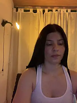 Snapshot of Estefani_32 chatting on 05-17-26, 05:24 Estefani 32 online show from 05-17-26, 05:24