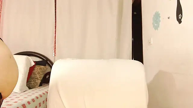 Snapshot of Estefani_32 chatting on 09-21-25, 01:49 Estefani 32 online show from 09-21-25, 01:49