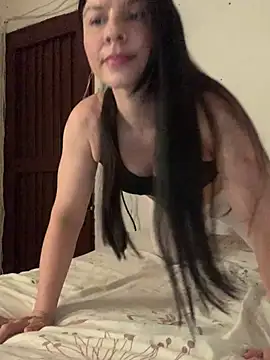 Snapshot of Estefani_32 chatting on 04-21-26, 04:13 Estefani 32 online show from 04-21-26, 04:13