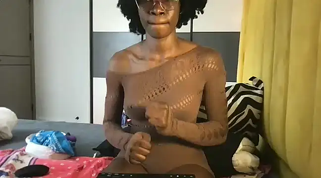 Snapshot of choco_petite chatting on 03-22-25, 07:15 choco petite online show from 03-22-25, 07:15