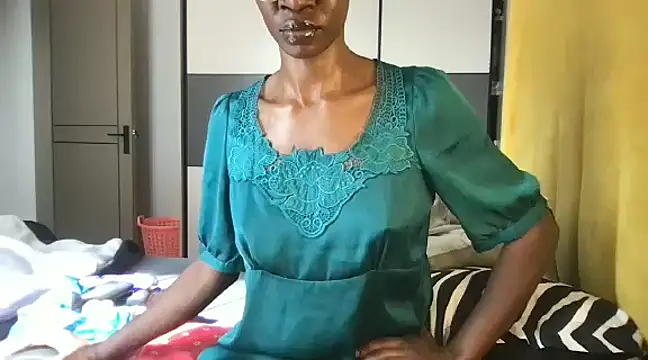 Snapshot of choco_petite chatting on 03-16-25, 06:20 choco petite online show from 03-16-25, 06:20