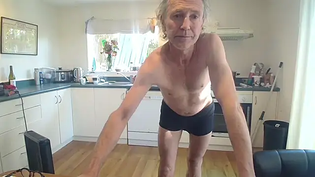 Snapshot of Mattsroom chatting on 09-30-25, 03:23 Mattsroom online show from 09-30-25, 03:23