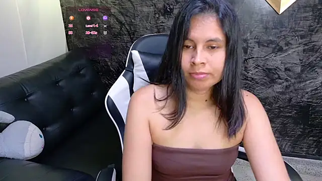 Snapshot of olivia_love_ chatting on 06-18-26, 09:31 olivia love online show from 06-18-26, 09:31