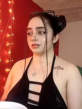 Snapshot of IvonneT chatting on 09-21-25, 11:21 IvonneT online show from 09-21-25, 11:21
