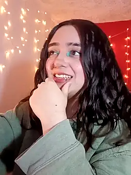 Snapshot of IvonneT chatting on 12-17-25, 01:54 IvonneT online show from 12-17-25, 01:54