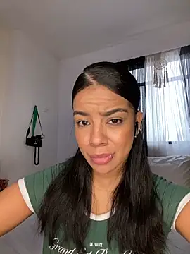 Snapshot of trianawhite chatting on 12-05-25, 04:27 trianawhite online show from 12-05-25, 04:27