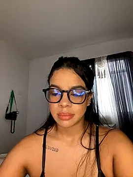 Snapshot of trianawhite chatting on 12-19-25, 03:14 trianawhite online show from 12-19-25, 03:14