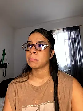 Snapshot of trianawhite chatting on 01-15-26, 03:04 trianawhite online show from 01-15-26, 03:04