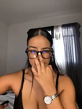 Snapshot of trianawhite chatting on 12-17-25, 04:23 trianawhite online show from 12-17-25, 04:23