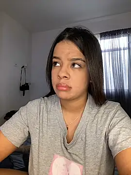 Snapshot of trianawhite chatting on 01-20-25, 03:39 trianawhite online show from 01-20-25, 03:39